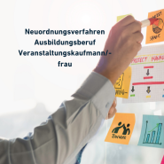 Bildausschnitt zeigt Hand einer Person, die Klebezettel mit Begriffen zur Veranstaltungsplanung an einer Glaswand sortiert