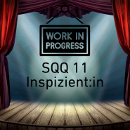 symbolisierte Theaterbühne, roter, geöffneter Vorhang, Spotlicht, am Vorhang ist ein "Work in Progress" Schild aufgehangen, darunter steht SQQ 11 Inspizient:in
